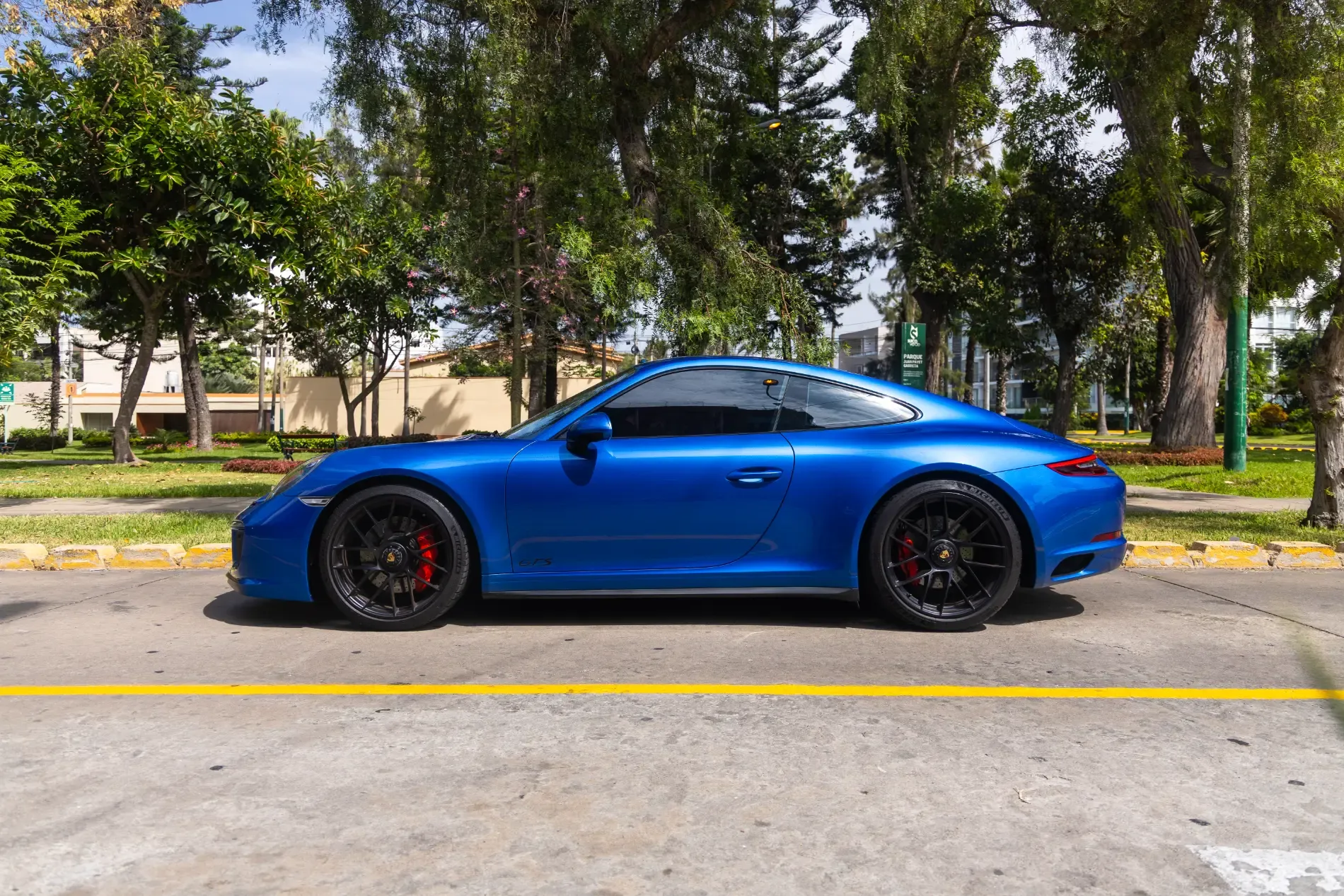 PORSCHE 911 Carrera GTS