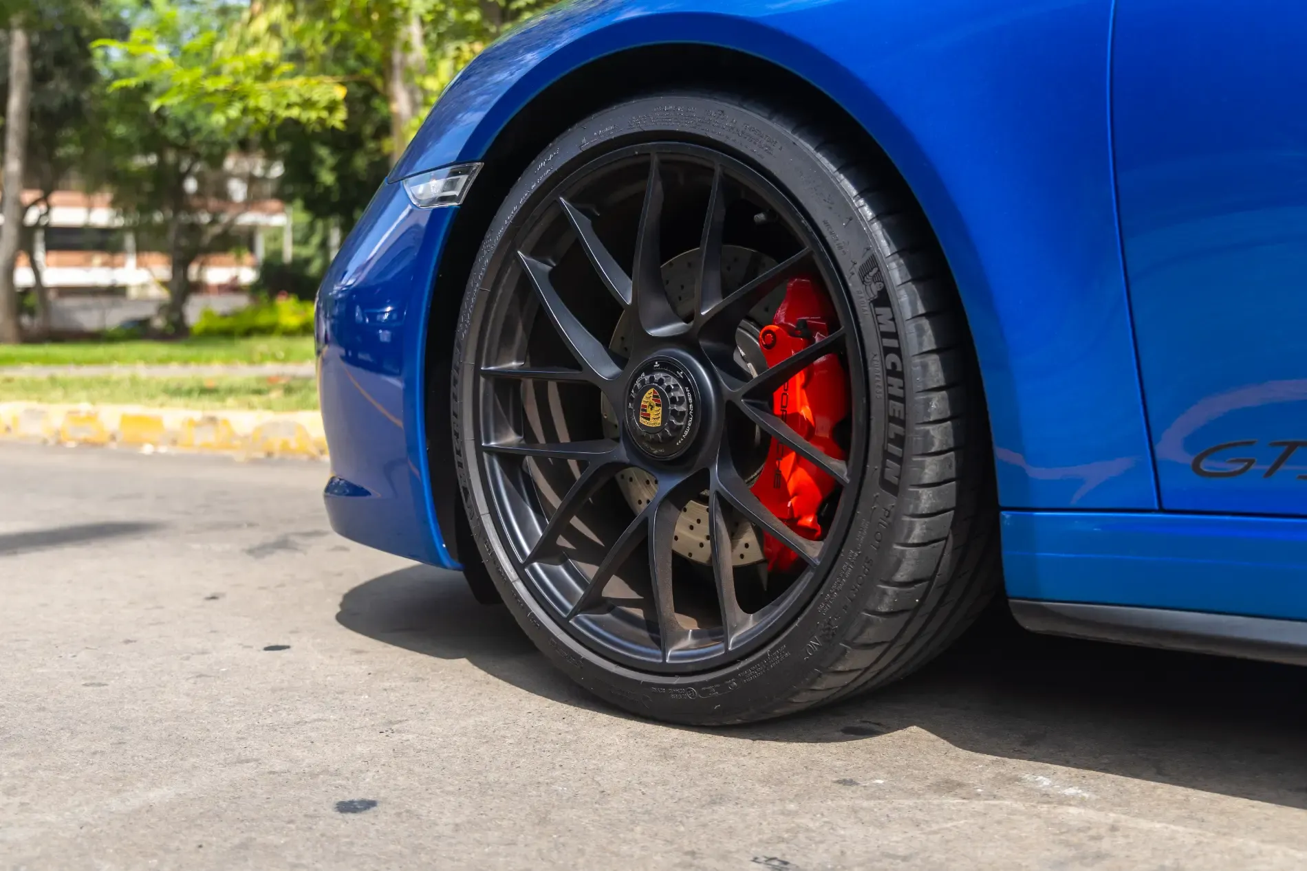 PORSCHE 911 Carrera GTS