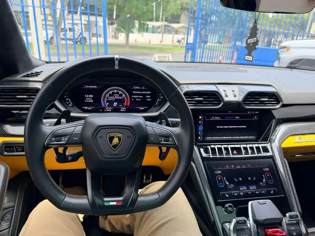 LAMBORGHINI Urus