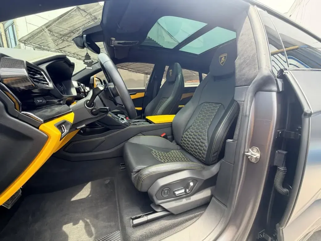 LAMBORGHINI Urus