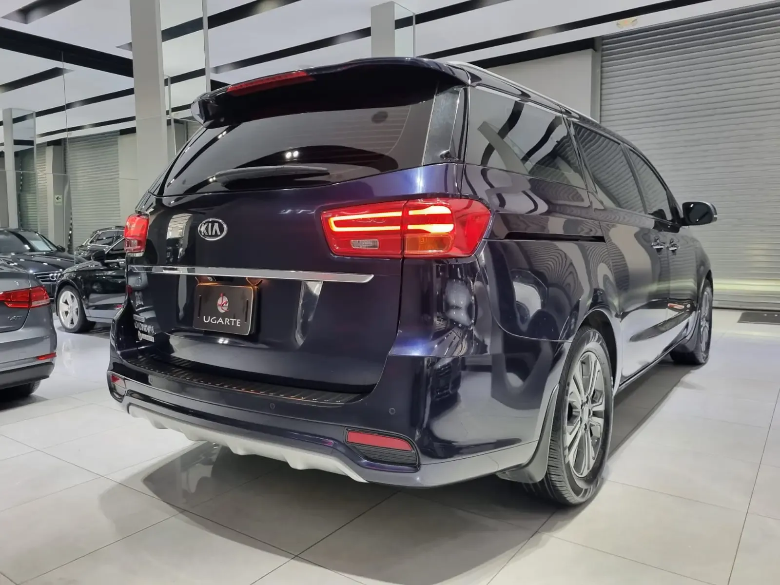 KIA Carnival 3.3 AT EX-Full Deluxe