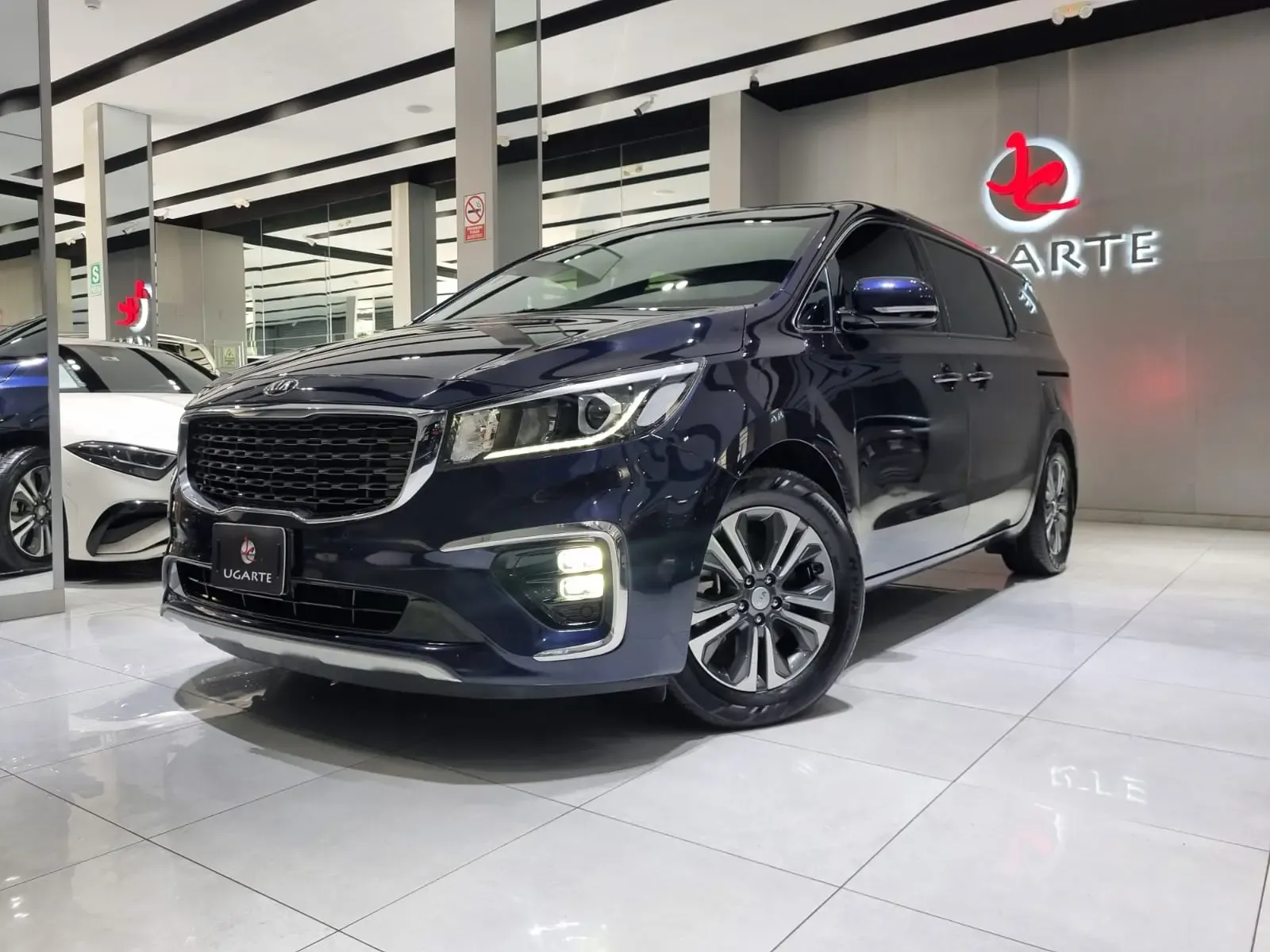 KIA Carnival 3.3 AT EX-Full Deluxe