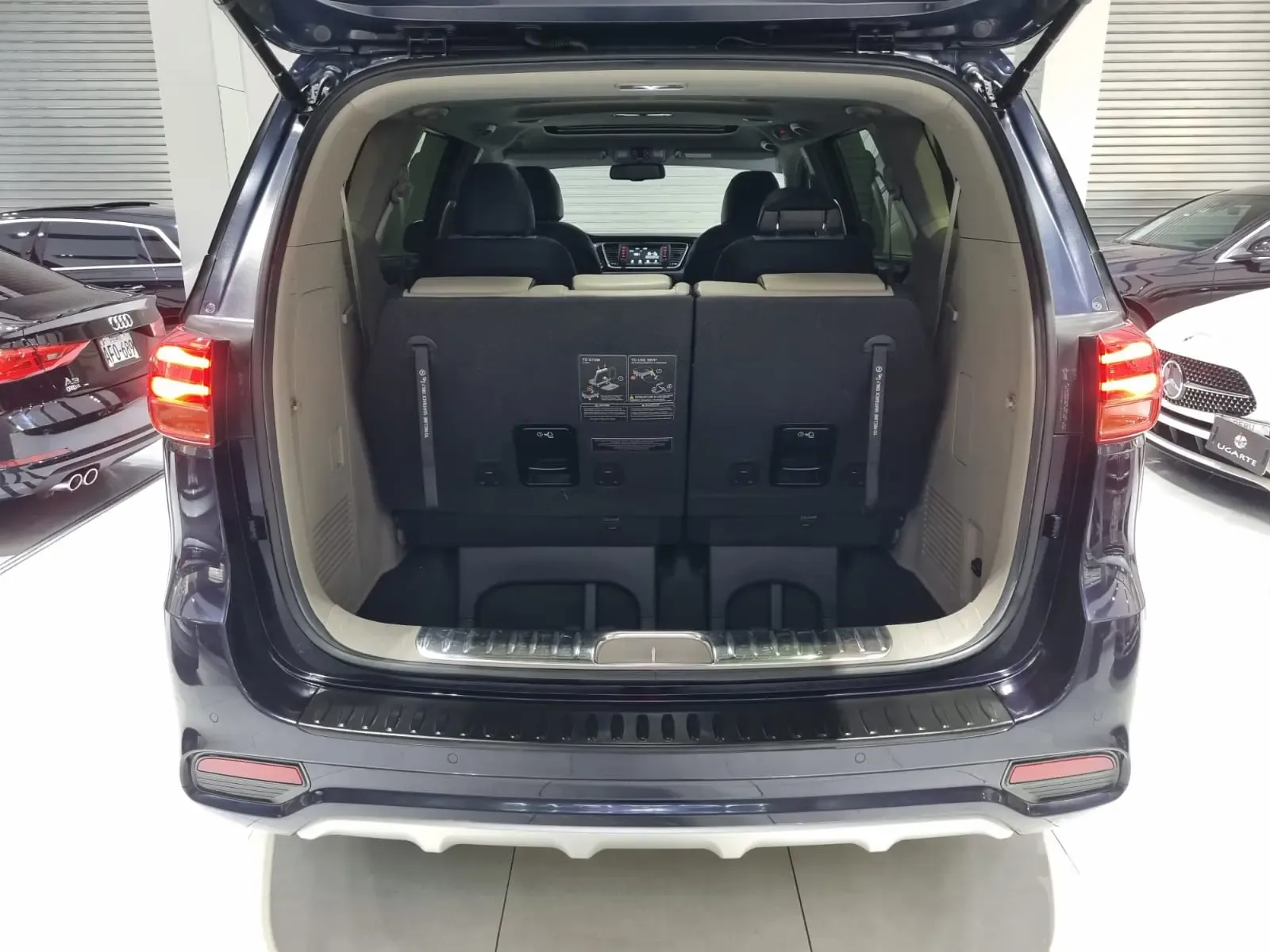 KIA Carnival 3.3 AT EX-Full Deluxe
