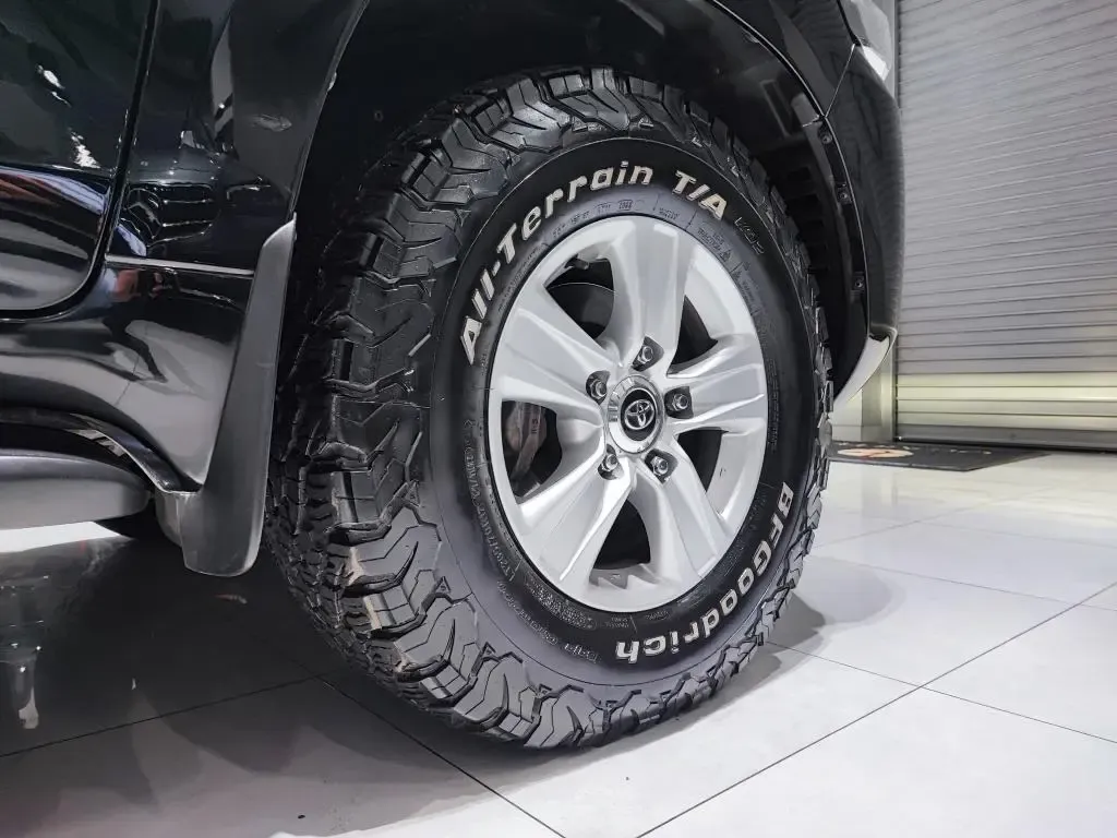 TOYOTA Land Cruiser 200