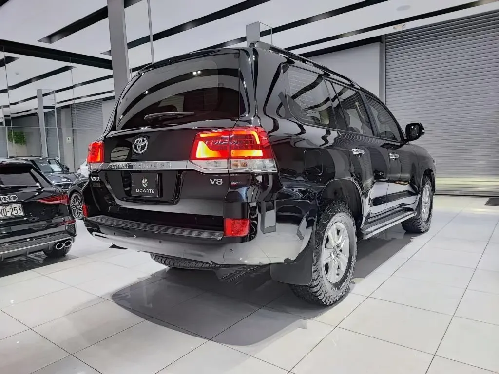 TOYOTA Land Cruiser 200