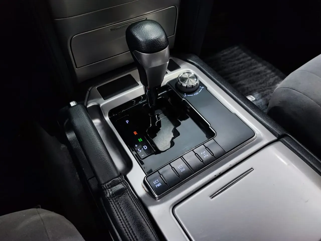 TOYOTA Land Cruiser 200