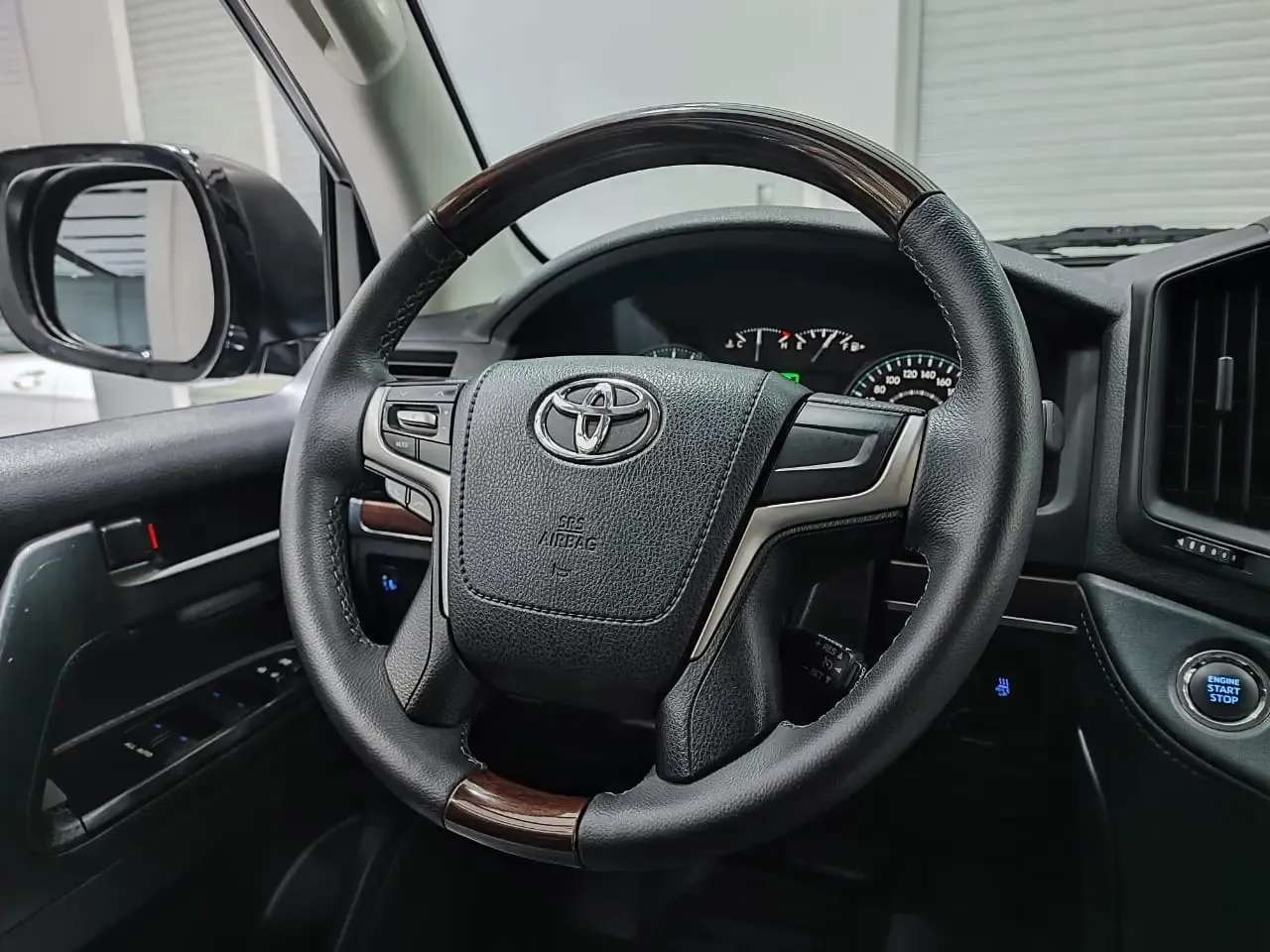 TOYOTA Land Cruiser 200