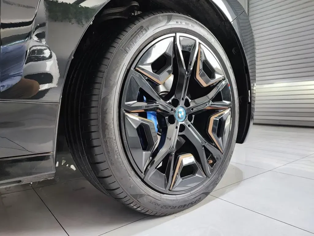 BMW iX 40i