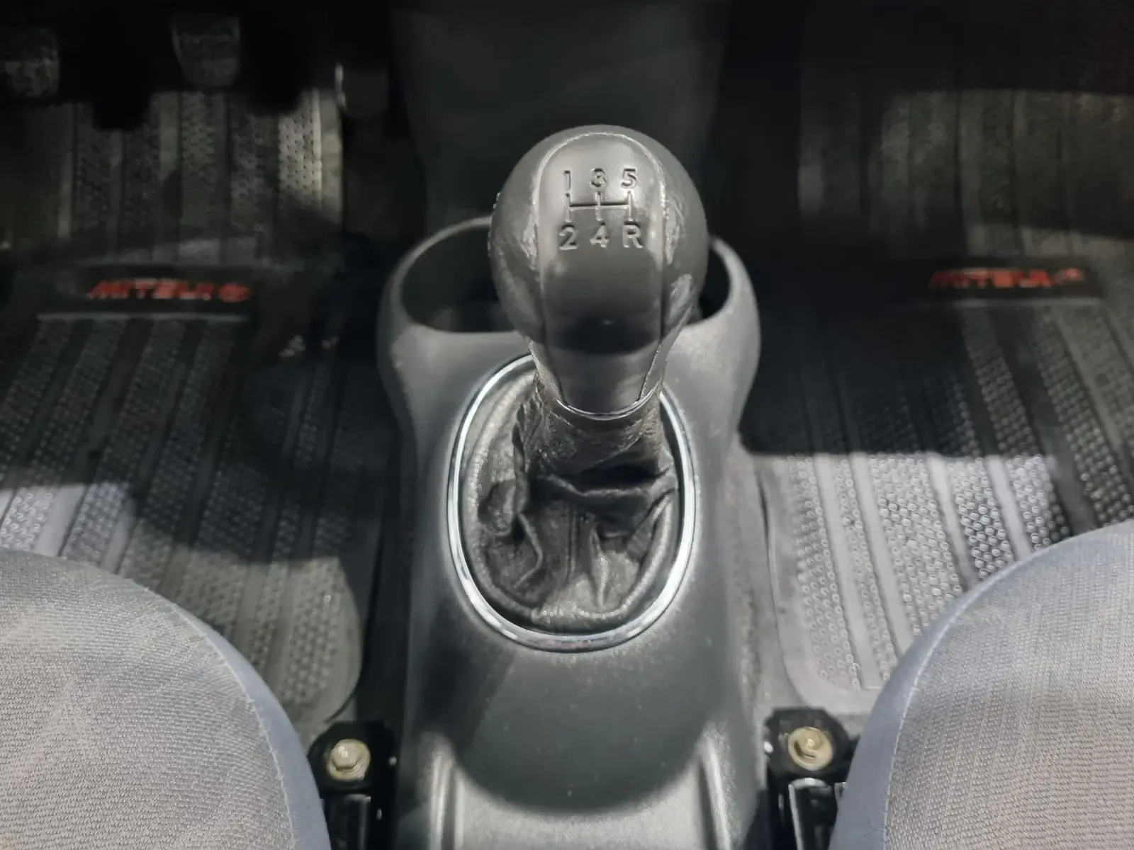 TOYOTA Yaris 1.3 MT
