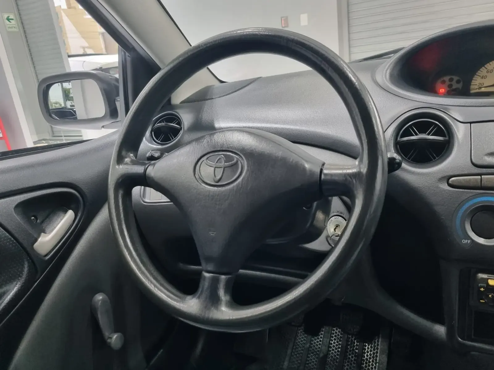 TOYOTA Yaris 1.3 MT