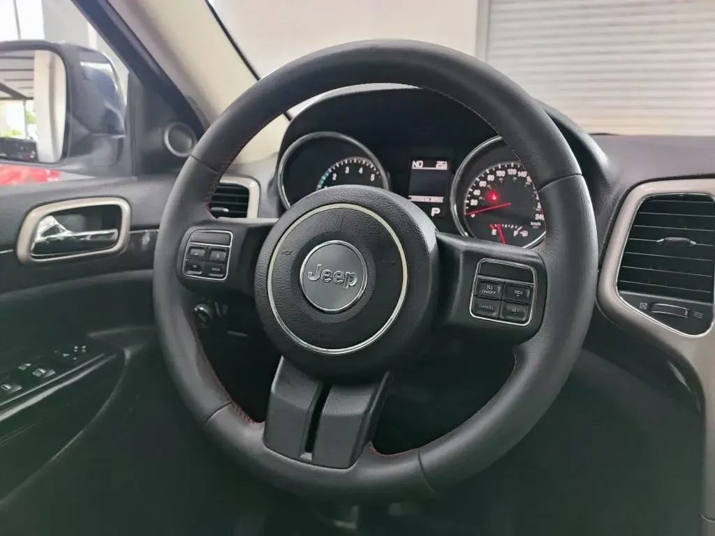 JEEP Grand Cherokee Laredo 4X2
