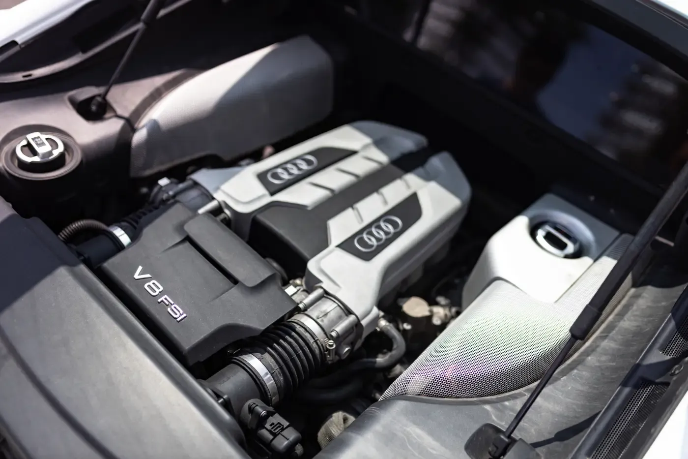 AUDI R8 V8