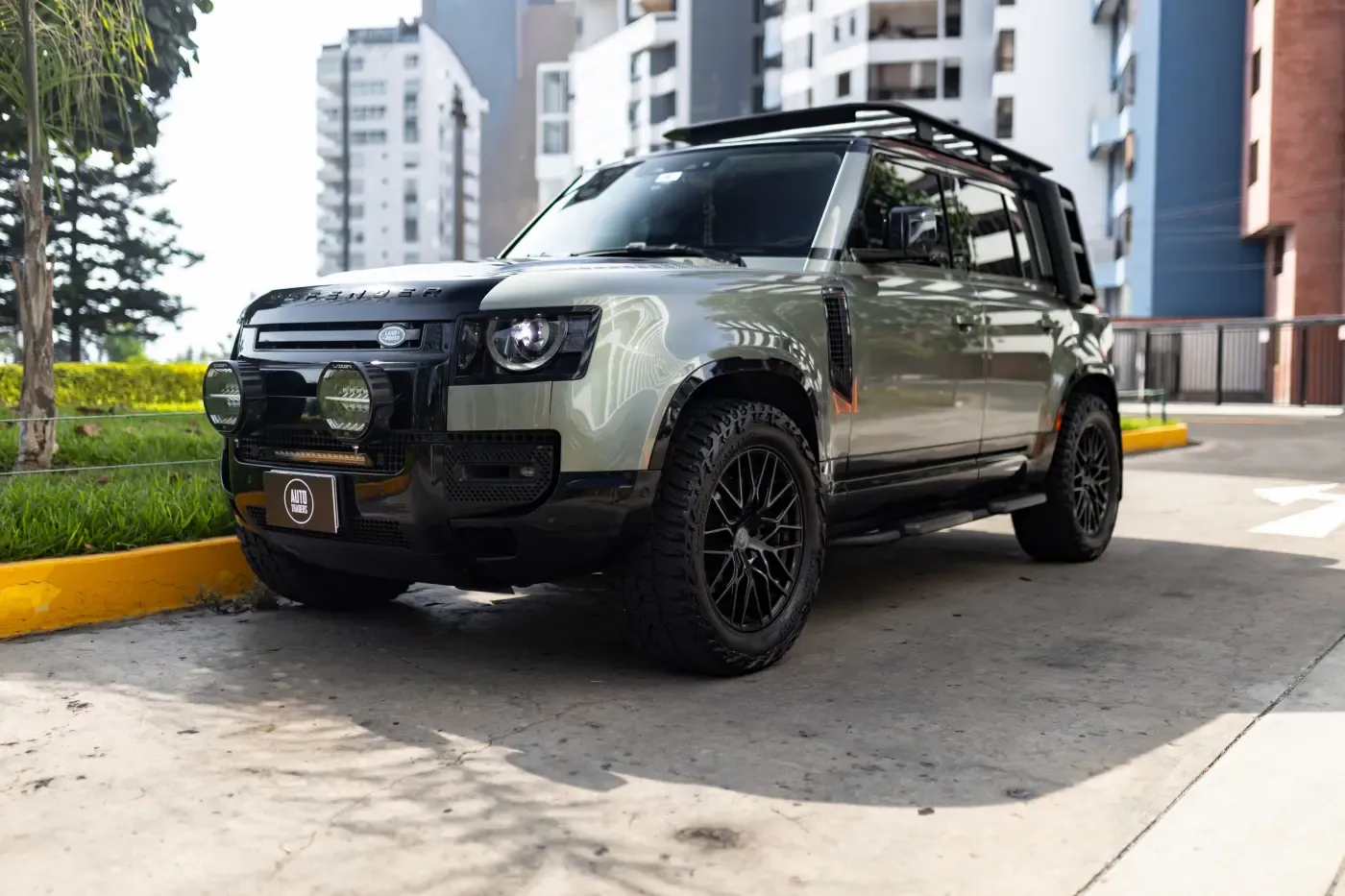 LAND ROVER Defender SE