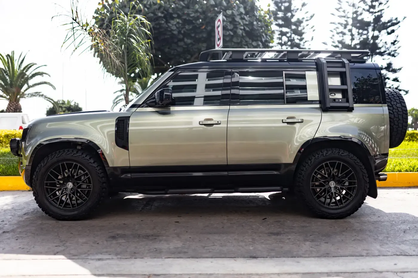 LAND ROVER Defender SE