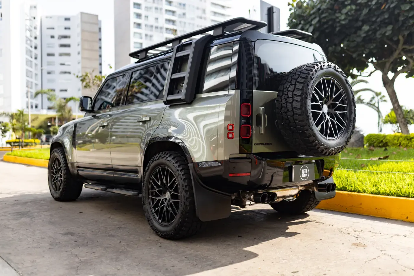 LAND ROVER Defender SE