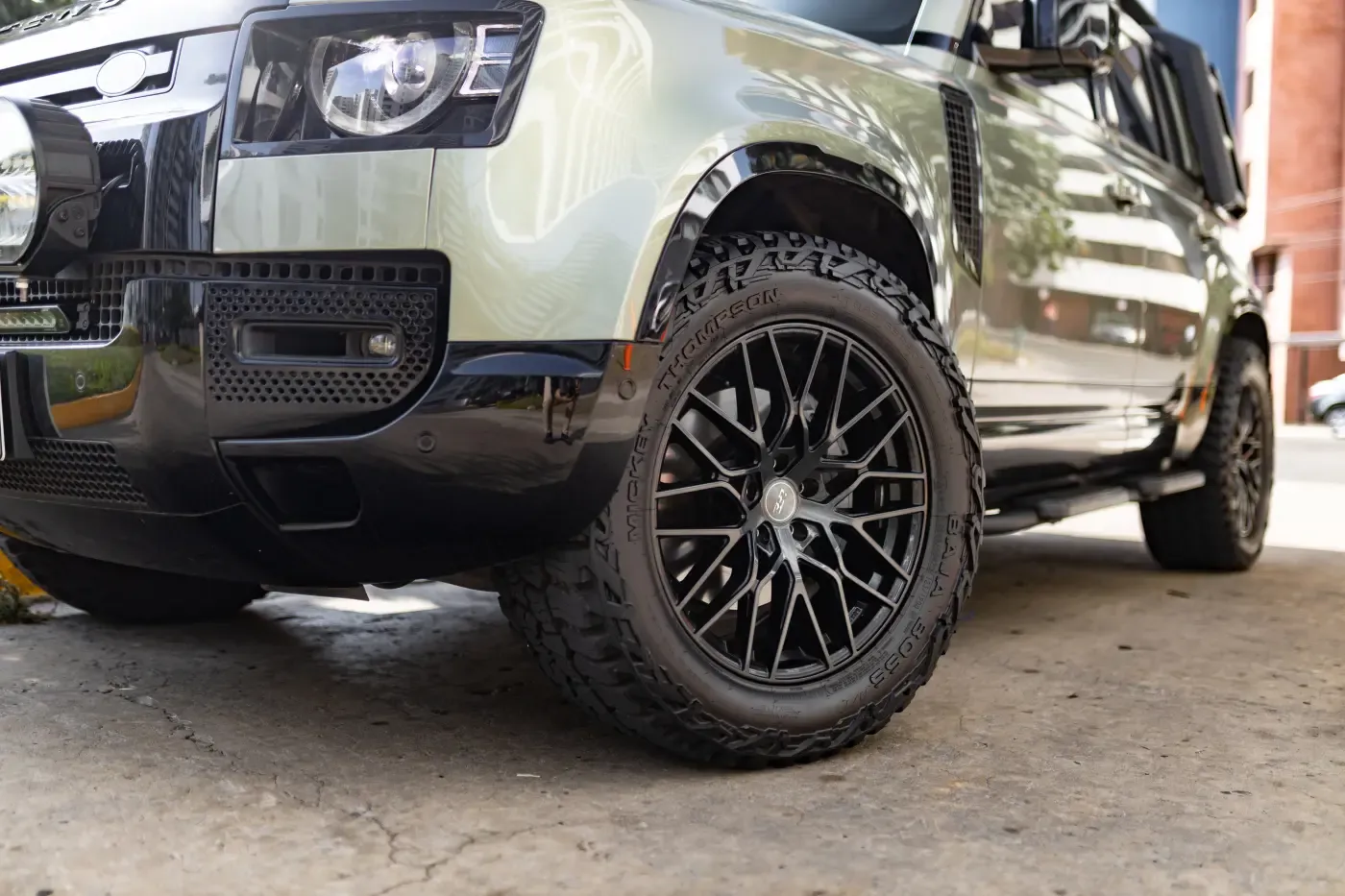 LAND ROVER Defender SE