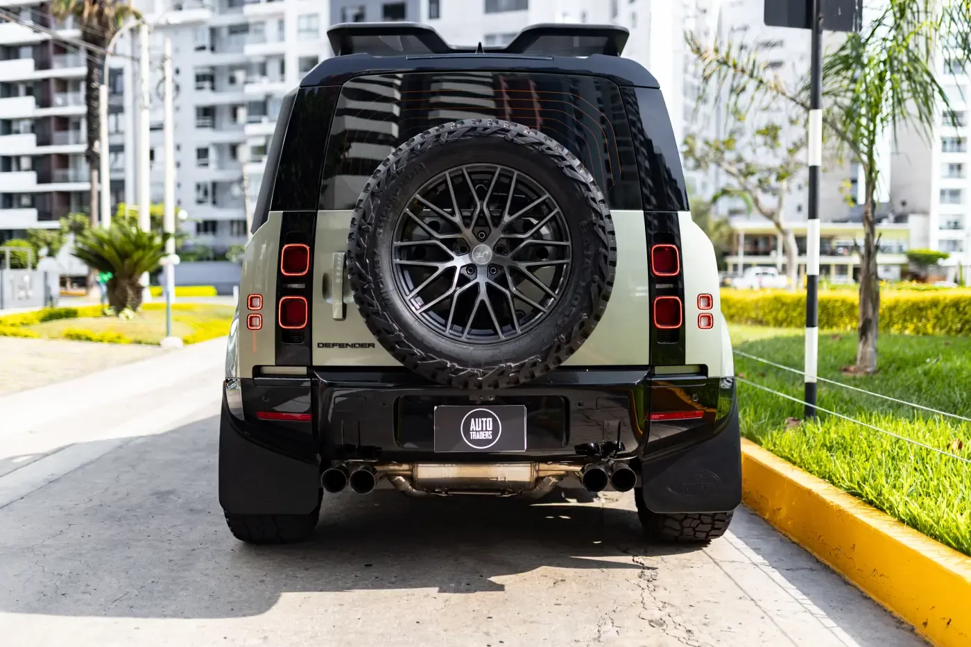 LAND ROVER Defender SE