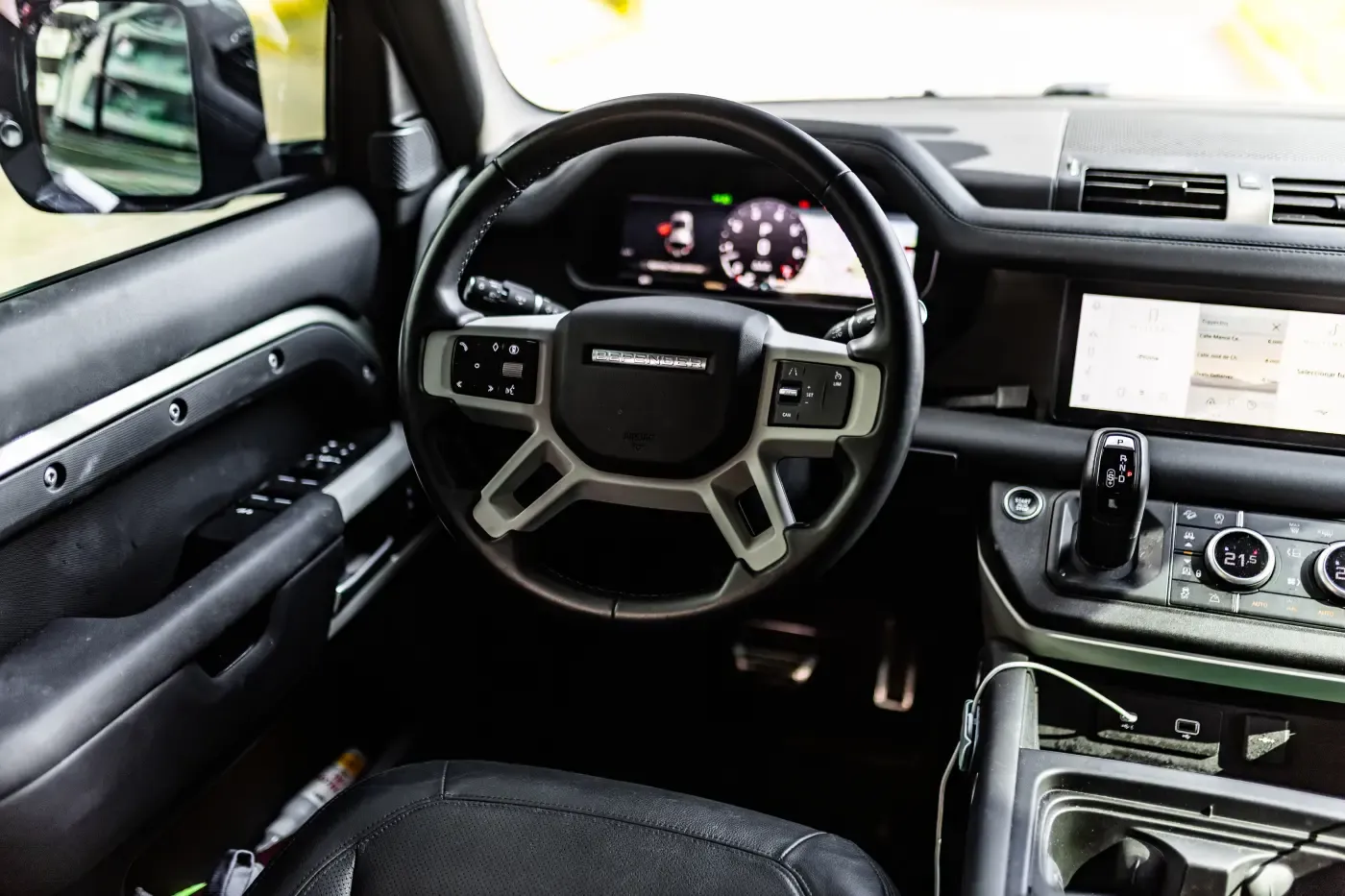 LAND ROVER Defender SE