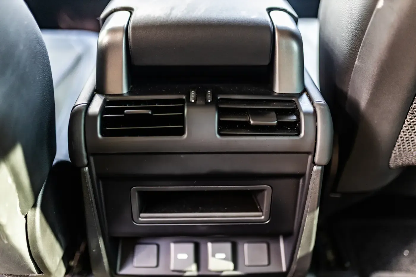LAND ROVER Defender SE