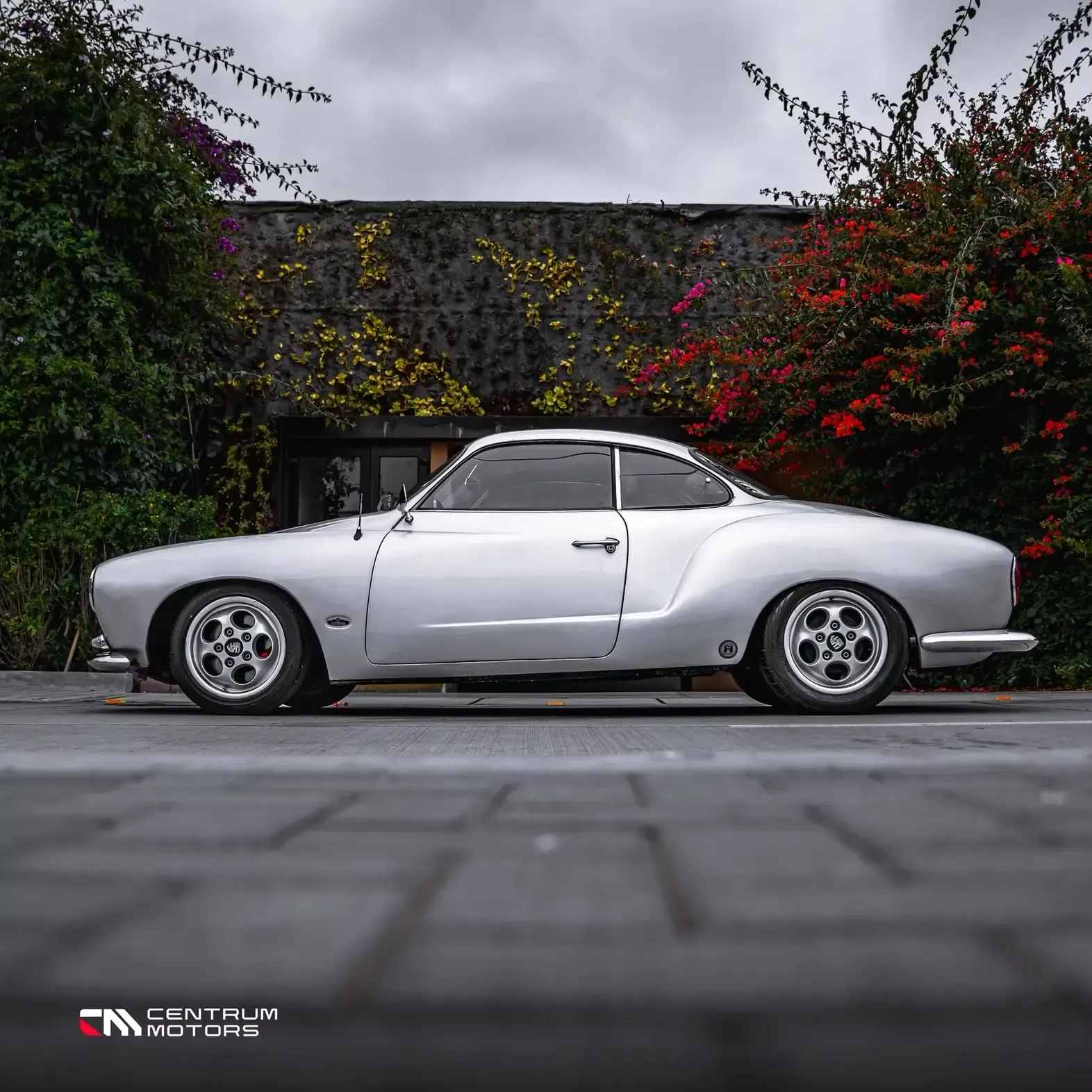 VOLKSWAGEN Karmann Ghia